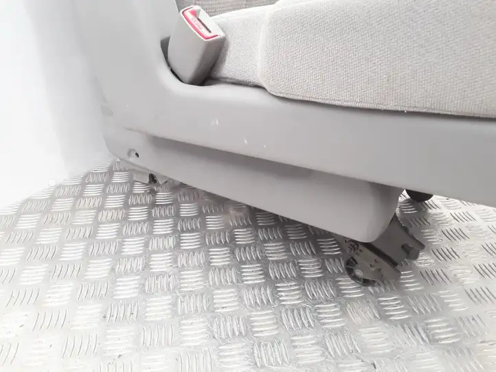 Kia Carnival (2006 - 2014) Второй ряд сидений — фото 9