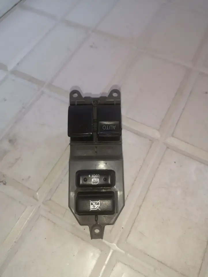 Toyota Yaris (2005 - 2009) 192926 Кнопка стеклоподъемников — фото 1