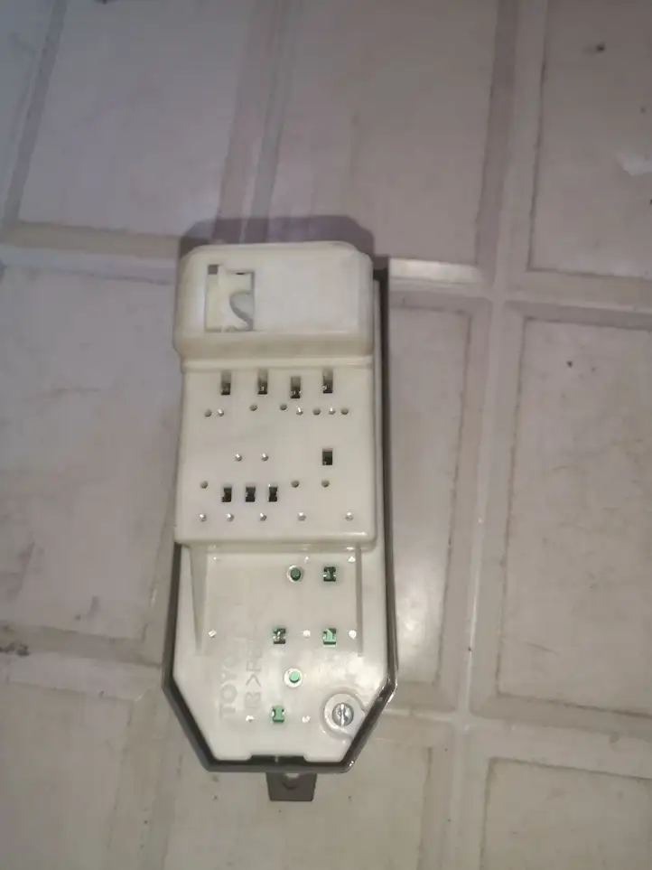 Toyota Yaris (2005 - 2009) 192926 Кнопка стеклоподъемников — фото 2