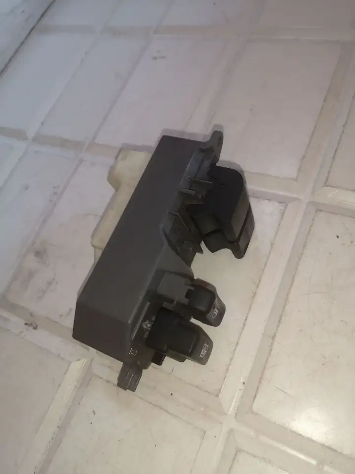 Toyota Yaris (2005 - 2009) 192926 Кнопка стеклоподъемников — фото 3