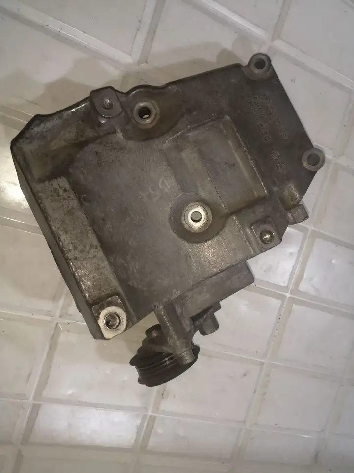 Volkswagen PASSAT B5.5 (2001 - 2005) 038260885C Кронштейн компрессора кондиционера воздуха — фото 1