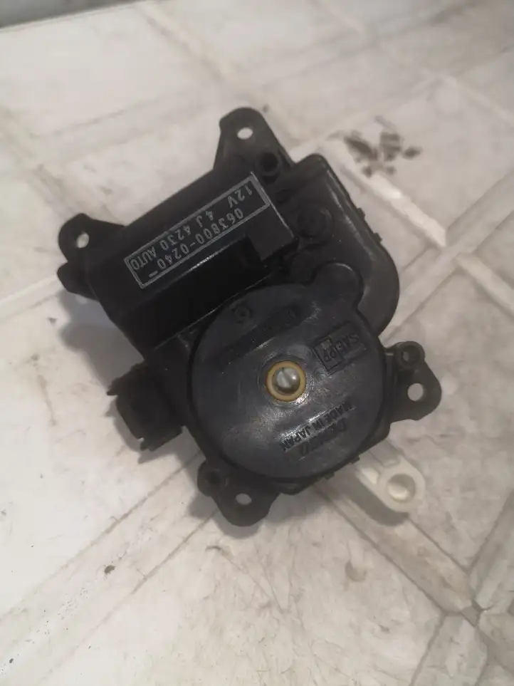Toyota Prius (XW20) (2003 - 2009) 0638000240 Двигатель задвижки потока воздуха — фото 1