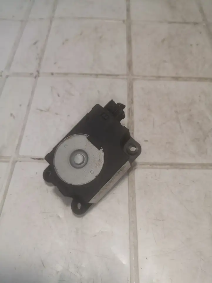 Nissan Note (E11) (2006 - 2014) N104722T Двигатель задвижки потока воздуха — фото 1