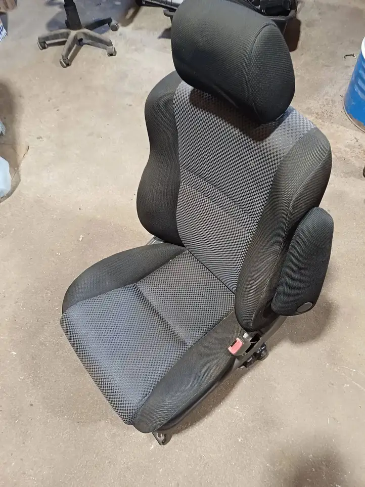 Toyota Corolla Verso E121 (2001 - 2004) Переднее сиденье пассажира — фото 3