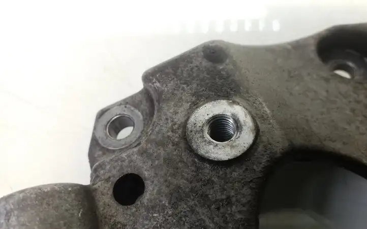 Ford Focus (2008 - 2011) 9646719580 Кронштейн компрессора кондиционера воздуха — фото 4