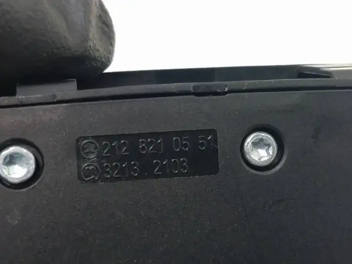 Mercedes-Benz EQC (2018 - ) 2128210551 Кнопка закрытия багажника — фото 4