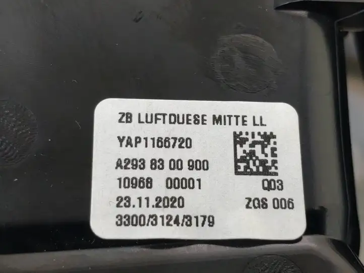Mercedes-Benz EQC (2018 - ) A2938300900 Центральный воздушный дефлектор — фото 3