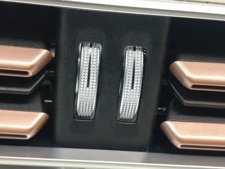 Mercedes-Benz EQC (2018 - ) A2938300900 Центральный воздушный дефлектор — фото 8