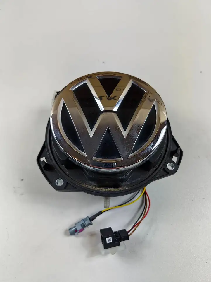 Volkswagen Golf VII (2013 - 2019) 5G0827469Q Ручка багажника с камерой — фото 1