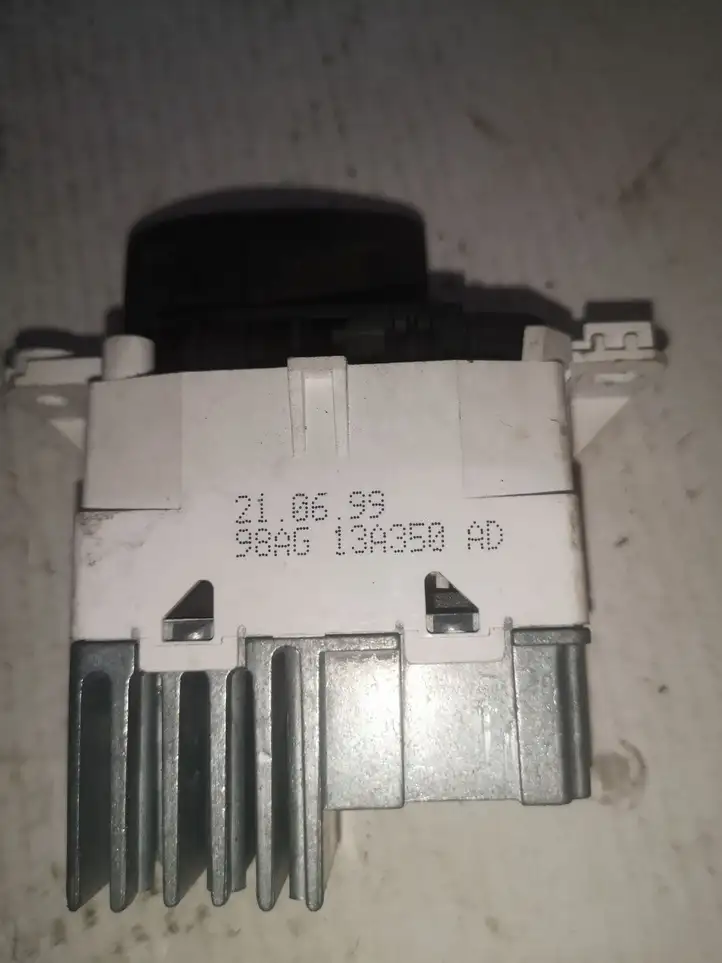 Ford Focus (1998 - 2004) 98AG13A350AD Включатель аварийных фонарей — фото 3
