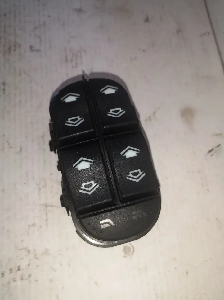 Ford Focus (1998 - 2004) 98AB14A132DE Кнопка стеклоподъемников — фото 1