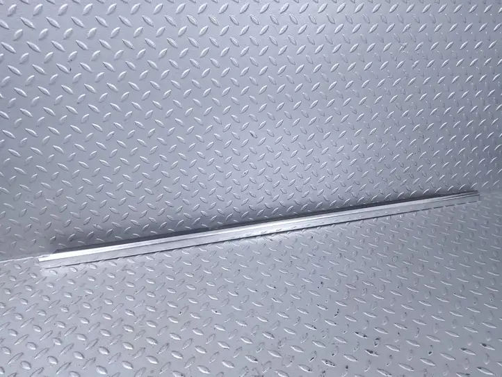 Mercedes-Benz A W177 (2018 - ) A1777350400 Накладка стекла задней двери — фото 1