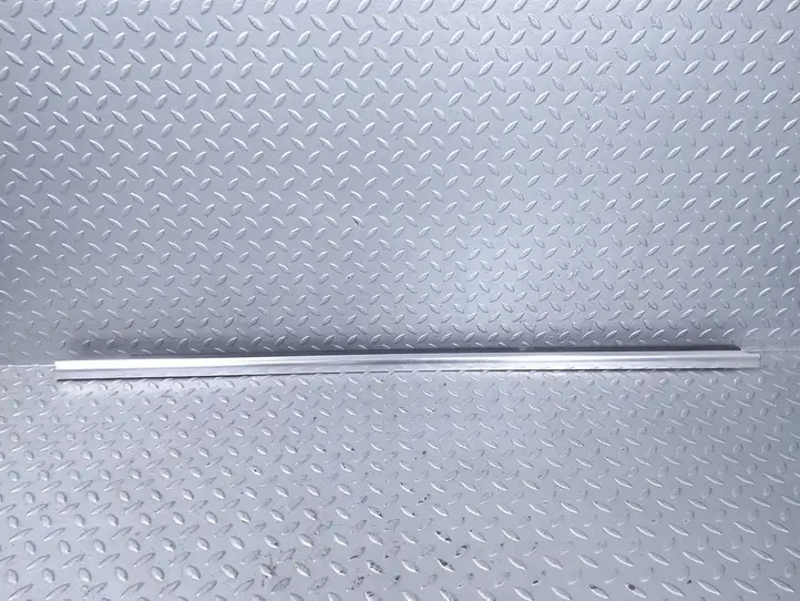 Mercedes-Benz A W177 (2018 - ) A1777350300 Накладка стекла задней двери — фото 4