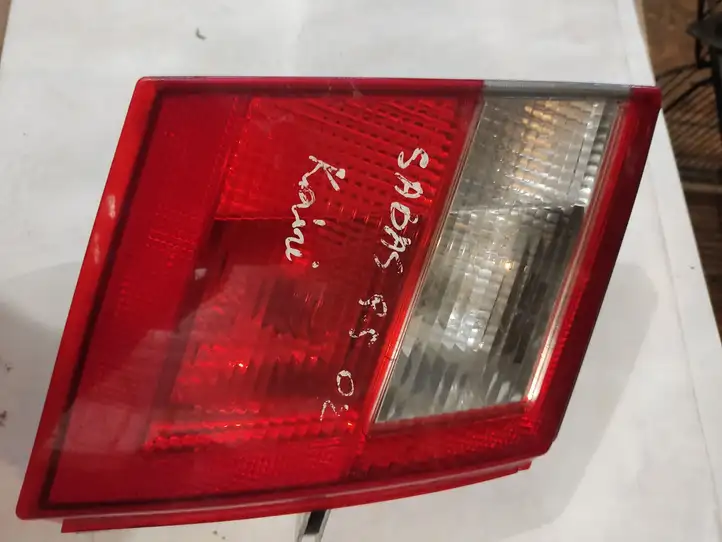Saab 9-5 (1998 - 2005) Стекло заднего фонаря (крышка багажника) — фото 1