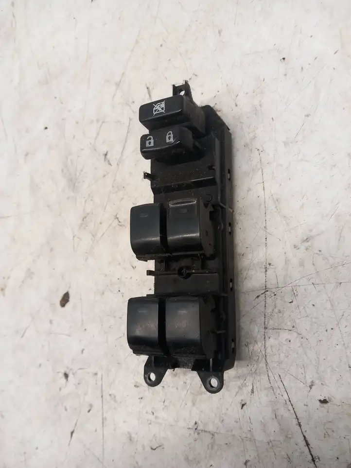 Toyota Prius (XW30) (2009 - 2015) 8404033080 Блок кнопок стеклоподъемников — фото 1
