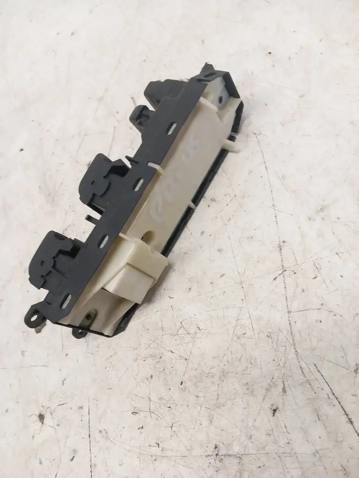 Toyota Prius (XW30) (2009 - 2015) 8404033080 Блок кнопок стеклоподъемников — фото 2