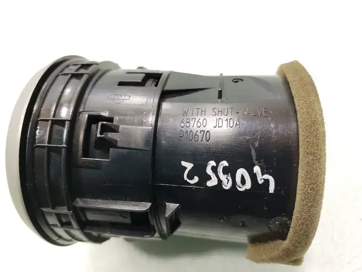 Nissan Qashqai (2006 - 2010) 68760JD10A Центральный воздушный дефлектор — фото 4