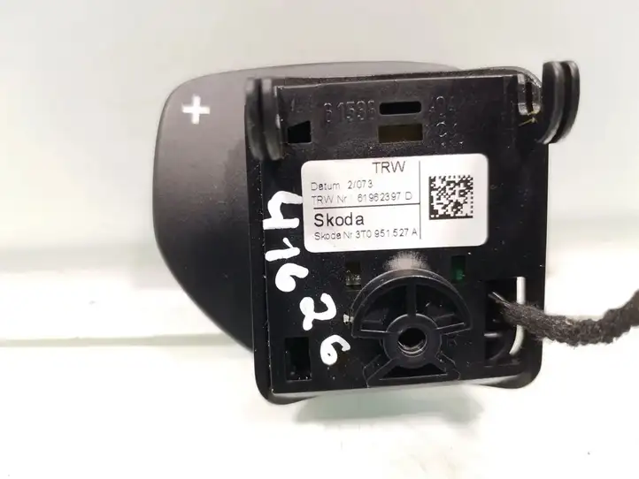Skoda Octavia Mk2 (1Z) (2004 - 2013) 3T0951527A Кнопки на рулевом колесе — фото 4