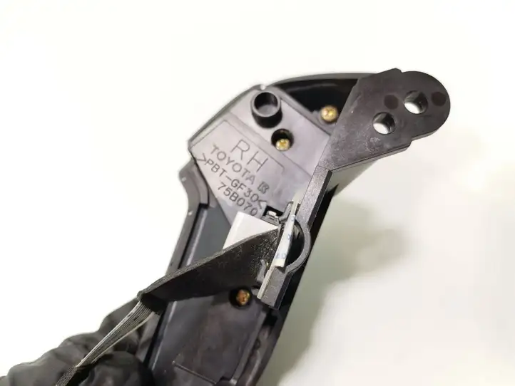 Toyota Avensis T250 (2003 - 2006) 75B070 Кнопки на рулевом колесе — фото 5