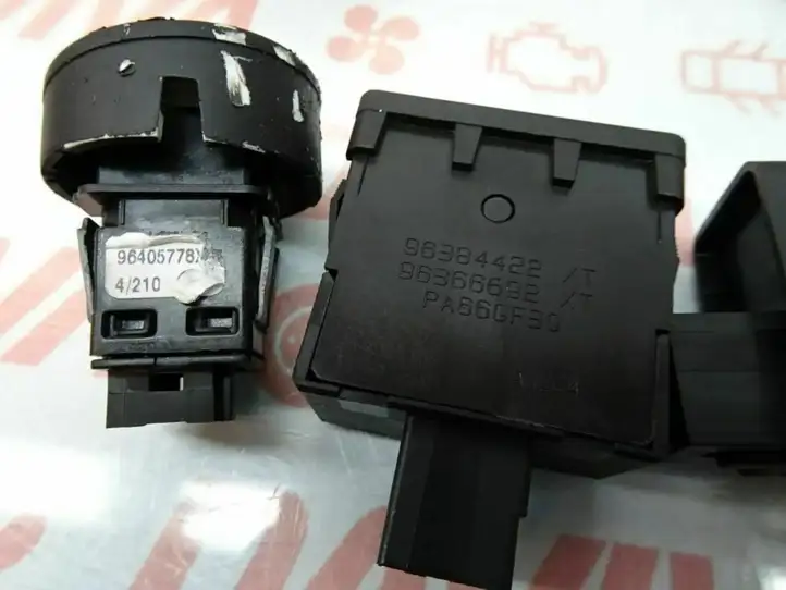 Citroen C3 (2002 - 2009) 96405778XT Включатель аварийных фонарей — фото 5