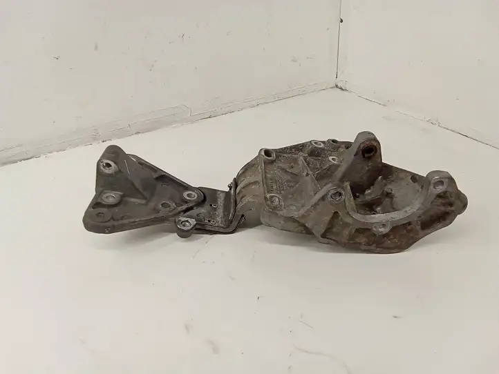 Volvo S80 (2004 - 2006) 30757329 Кронштейн генератора — фото 3