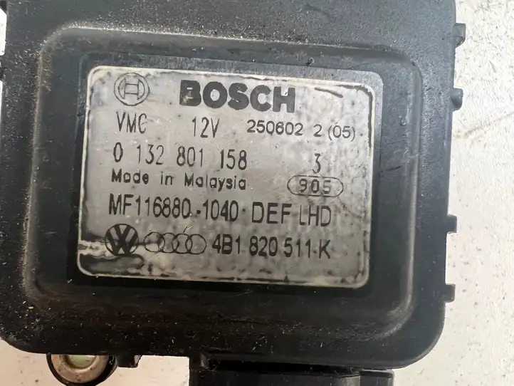 Audi A6 S6 C5 4B (1997 - 2001) 4B1820511K Двигатель задвижки потока воздуха — фото 1