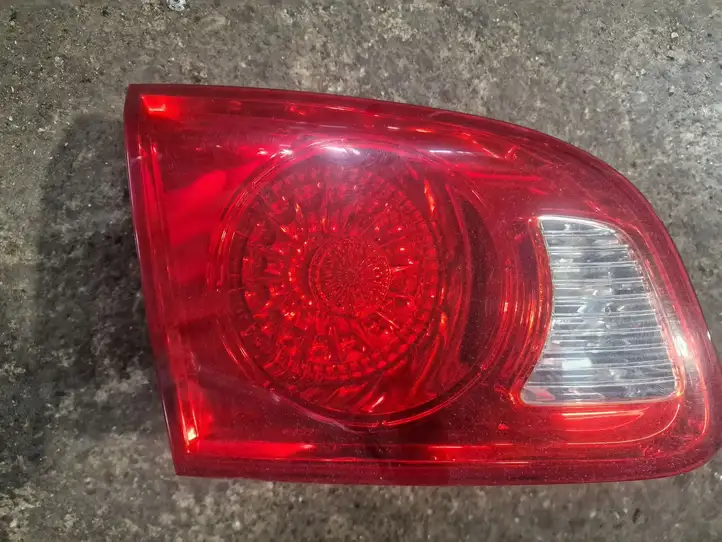 Hyundai Santa Fe (2005 - 2009) Задний фонарь в крышке багажника — фото 3