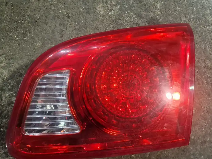 Hyundai Santa Fe (2005 - 2009) Задний фонарь в крышке багажника — фото 3