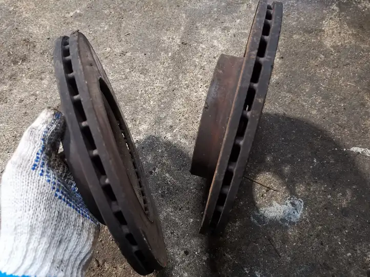 Volkswagen Golf V (2003 - 2009) Тормозной диск передний — фото 3