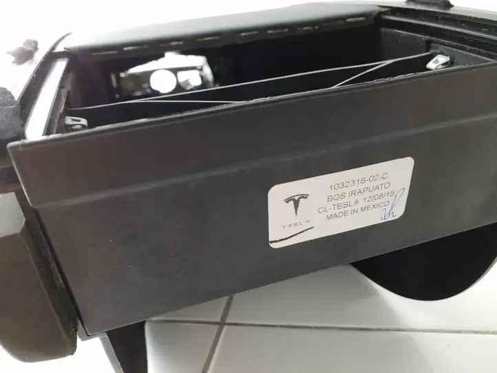Tesla Model S (2016 - 2021) 103231602C Прочие детали салона — фото 5