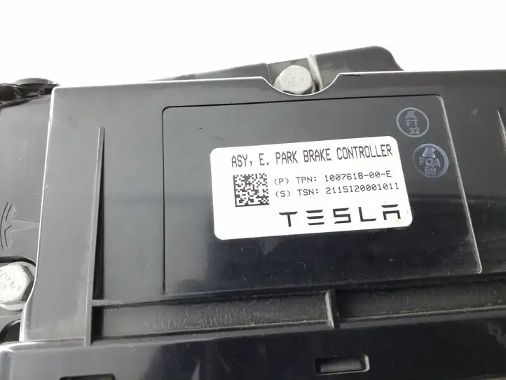 Tesla Model S (2016 - 2021) 100761800E Блок управления стояночным тормозом — фото 3