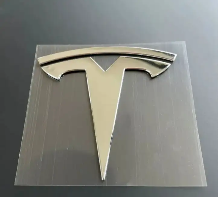 Tesla Model Y (2019 - 2024) Эмблема производителя — фото 1