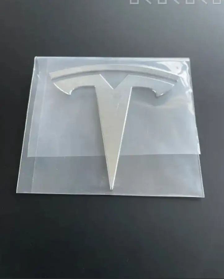 Tesla Model Y (2019 - 2024) Эмблема производителя — фото 2