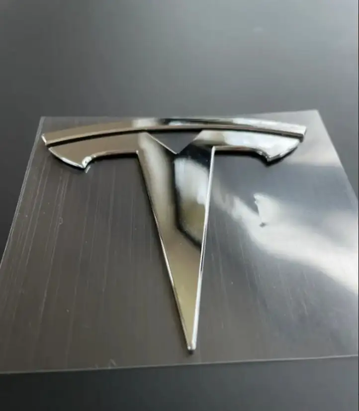 Tesla Model Y (2019 - 2024) Эмблема производителя — фото 3