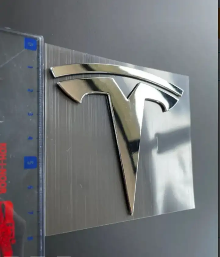 Tesla Model Y (2019 - 2024) Эмблема производителя — фото 4