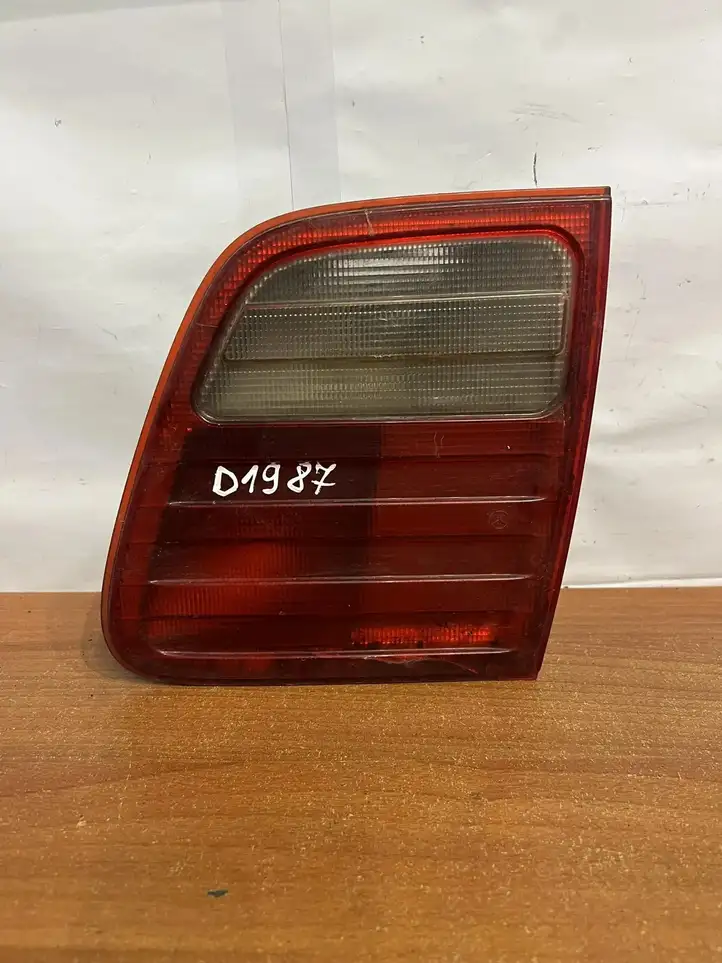 Mercedes-Benz E W210 (1995 - 2002) 198524 Задний фонарь в кузове — фото 1