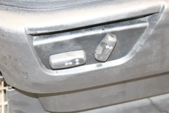 Land Rover Discovery 3 - LR3 (2004 - 2009) Переднее сиденье водителя — фото 3