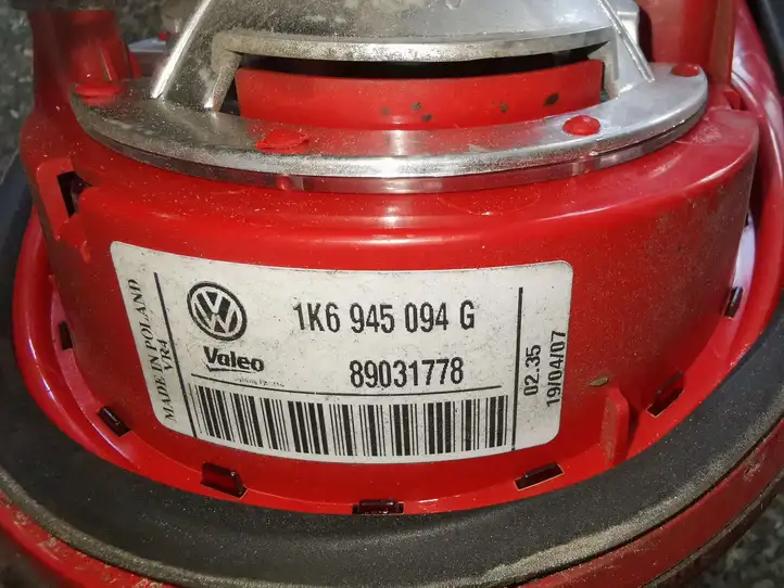Volkswagen Golf V (2003 - 2009) 1K6945094G Задний фонарь в крышке багажника — фото 4