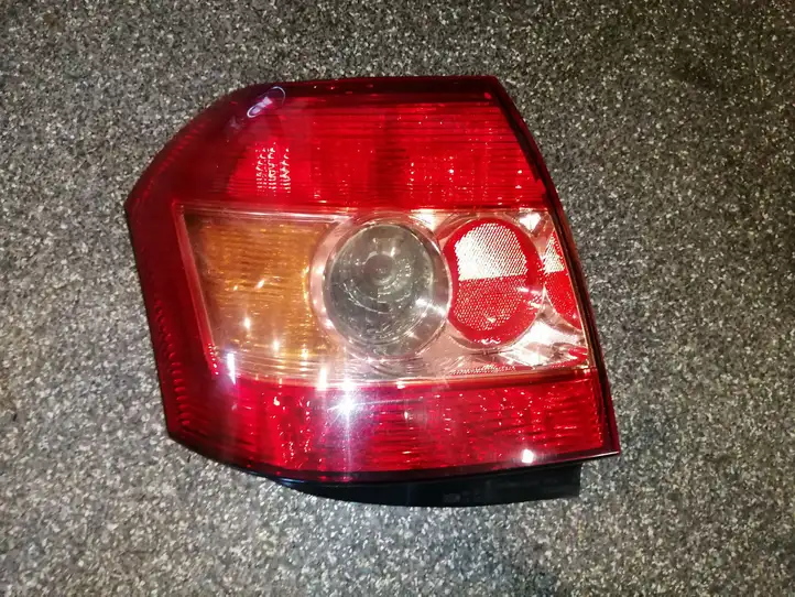 Toyota Corolla E120 E130 (2000 - 2004) 8155002301 Задний фонарь в кузове — фото 1