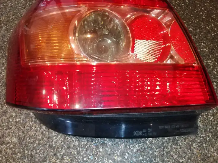 Toyota Corolla E120 E130 (2000 - 2004) 8155002301 Задний фонарь в кузове — фото 3