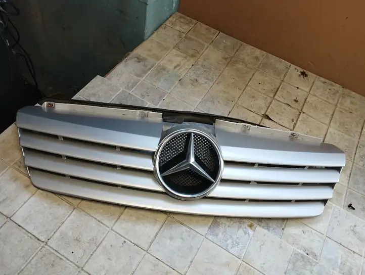 Mercedes-Benz Vaneo W414 (2001 - 2005) A414880085 Верхняя решетка радиатора — фото 1
