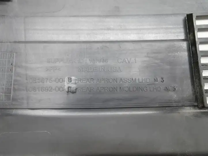 Tesla Model 3 (2017 - 2023) 1081675-00-B Накладка замка капота — фото 3