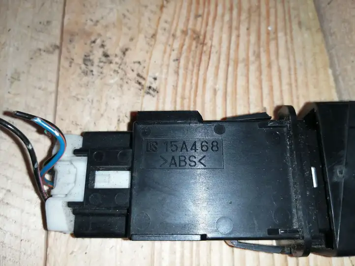 Mazda 5 (2005 - 2010) 15A468 Включатель аварийных фонарей — фото 2