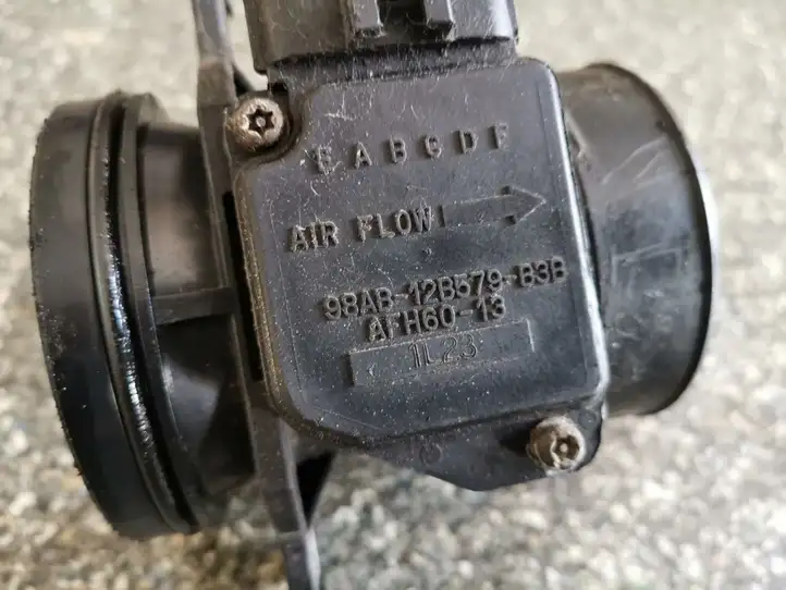 Ford Focus (1998 - 2004) 98AB12B579B3B Датчик массового расхода воздуха — фото 2