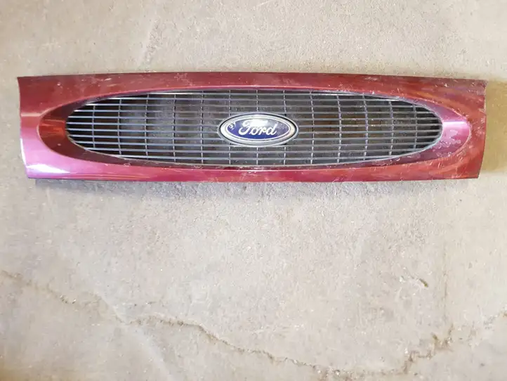 Ford Fiesta (2000 - 2005) Верхняя решетка радиатора — фото 1