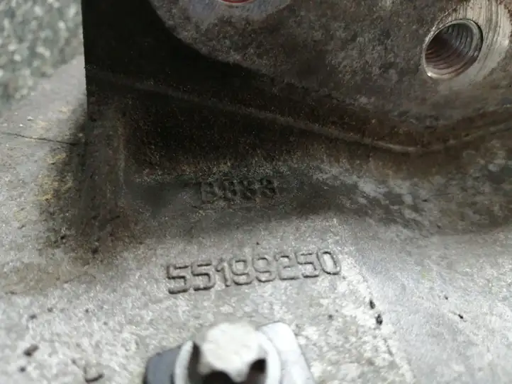 Opel Corsa D (2006 - 2010) 55199250 Кронштейн двигателя — фото 4