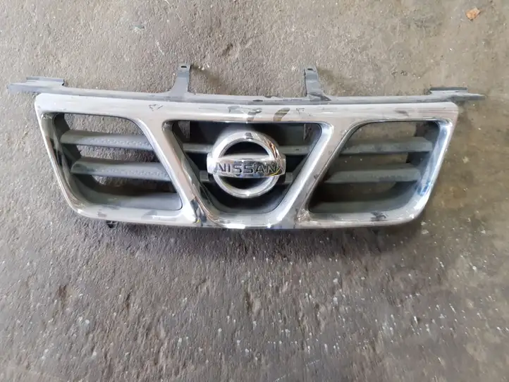 Nissan X-Trail T30 (2001 - 2007) 623108H700 Верхняя решетка радиатора — фото 1