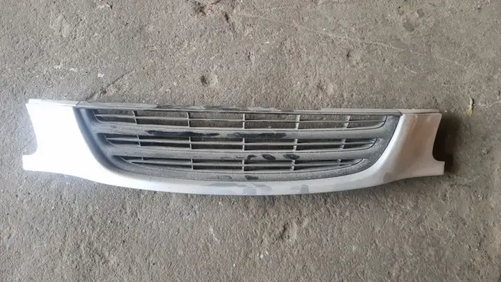 Toyota Avensis T220 (2000 - 2003) 5311405020 Верхняя решетка радиатора — фото 1