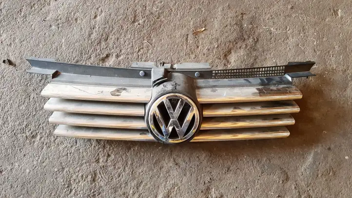 Volkswagen Bora (1998 - 2005) 1J5853653C Верхняя решетка радиатора — фото 1