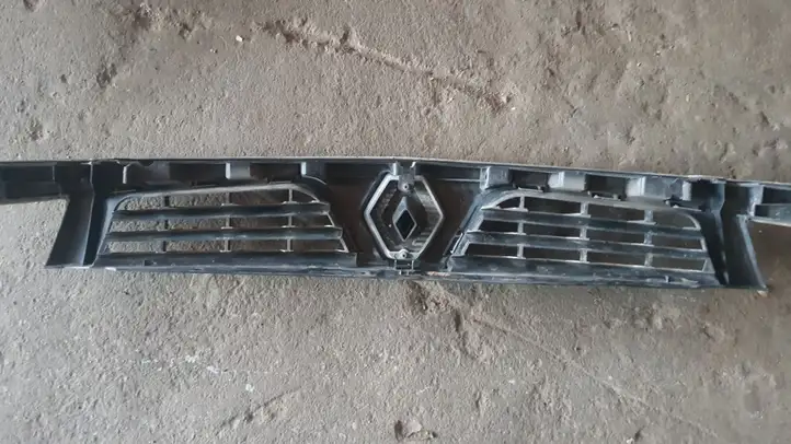 Renault Megane II (2002 - 2005) Верхняя решетка радиатора — фото 3